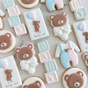 Gender-onthullende neutrale koekjes met berensuiker