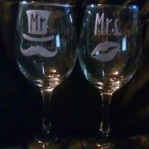 Mr and Mrs wine glass wedding sets, Etched wine glass engagement gifts, personalized wedding glasses