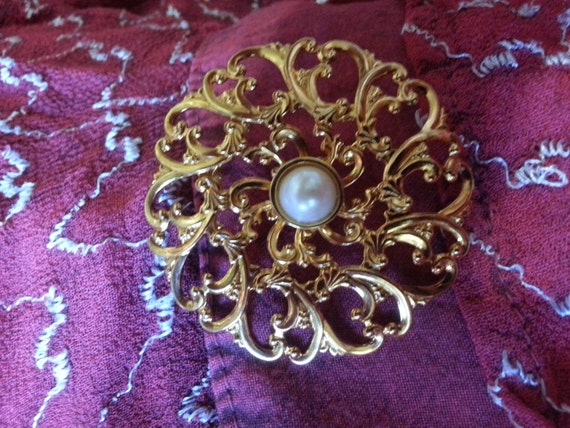 Golden and Pearl Brooch - vintage circular pin - image 3
