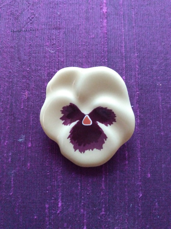 Avon Pansy Brooch - vintage ceramic purple cream … - image 4