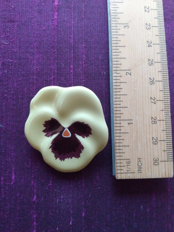 Avon Pansy Brooch - vintage ceramic purple cream … - image 8