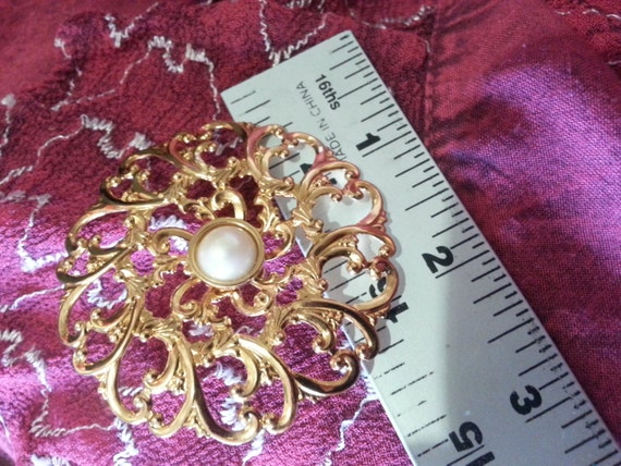 Golden and Pearl Brooch - vintage circular pin - image 5