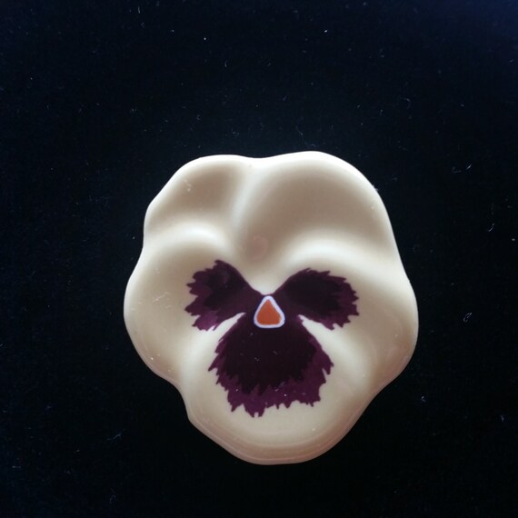 Avon Pansy Brooch - vintage ceramic purple cream … - image 2