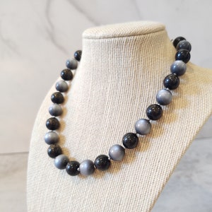 TRIFARI Signed Cats Eye Moonglow Beaded Necklace Black & Grey Choker 15 1/2” Inch – LotY33