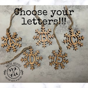 Adorno de copo de nieve con letra inicial, adornos con monograma o etiquetas para calcetines