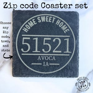Puede incluir: Un juego de posavasos de pizarra negra con un diseño circular blanco que dice "Home Sweet Home" y presenta un código postal, una ciudad y un estado. El juego de posavasos está personalizado con el código postal 51521, la ciudad Avoca y el estado IA.