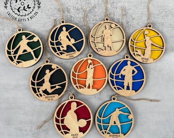 Adorno de baloncesto personalizado, silueta masculina, nombre y año grabados, 10 cm, madera contrachapada de arce.
