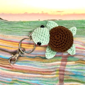 crochet turtle keychain, amigurumi turtle keychain, turtle lover, turtle gift, amigurumi turtle, keychain, amighrumi, turtle accessory