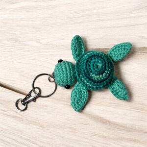 crochet sea turtle keychain, amigurumi turtle keychain, turtle lover, turtle gift, amigurumi turtle, keychain, amighrumi, turtle accessory