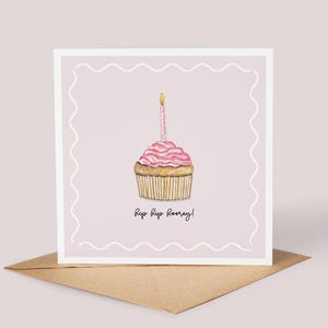 Cartão de cupcake de aniversário // Ilustração de bolo em aquarela, bolo pintado à mão, bolo em aquarela