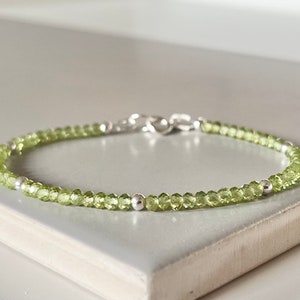Sierlijke Peridot armband//sprankelende flitsende 3 mm edelstenen, sterling zilver/goud vermeil stapelarmband