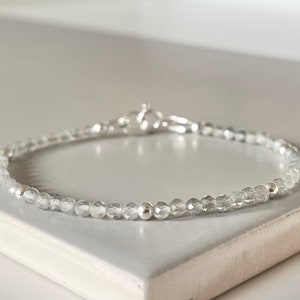 Sierlijke labradoriet armband//sprankelende flitsende 3 mm edelstenen, sterling zilver/goud vermeil stapelarmband