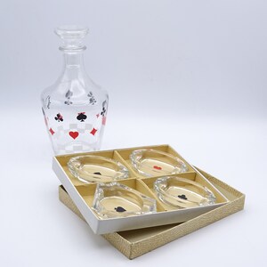 Jugando a las cartas botella de licor temática y mini ceniceros, noche de póquer, noche de cartas, decoración de la cueva del hombre