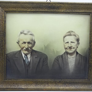 Portrait picture of a couple, (near) antique picture, happy couple, elderly couple picture