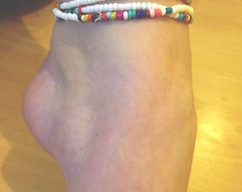 Tornozeleira elástica branca e multicolorida com miçangas de vidro tchecas, estilo boho hippie surfista/festival.