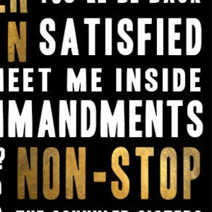 Puede incluir: Gr&aacute;fico negro y dorado con el texto "You'll be back", "Satisfied", "Meet me inside", "Commandments", "Non-stop" y "The Schuyler Sisters".