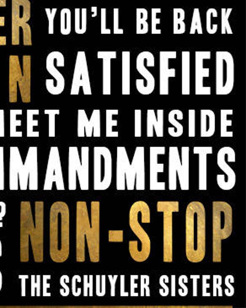 Puede incluir: Gr&aacute;fico negro y dorado con el texto "You'll be back", "Satisfied", "Meet me inside", "Commandments", "Non-stop" y "The Schuyler Sisters".