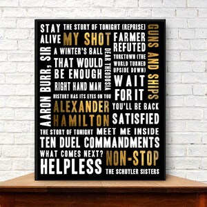 Puede incluir: Impresi&oacute;n tipogr&aacute;fica en negro y dorado con letras de la obra musical Hamilton. Las letras incluyen "Stay", "Alive", "My Shot", "Farmer", "Guns and Ships", "Aaron Burr, Sir", "A Winter's Ball", "That Would", "Be Enough", "Dear Theodosia", "Yorktown", "Wait", "Right Hand Man", "History Has Its Eyes On You", "For It", "Alexander", "You'll Be Back", "Hamilton", "Satisfied", "The Story of Tonight", "Meet Me Inside", "Ten Duel Commandments", "What Comes Next?", "Non-Stop", "Helpless", y "The Schuyler Sisters".