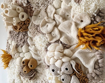 Ozeanische Welt. Einzigartige Wanddekoration aus Korallenrifffasern in neutralen Tönen, in Elfenbein, Beige, Cappuccino, Weiß, Senf. Moderne Makramee.