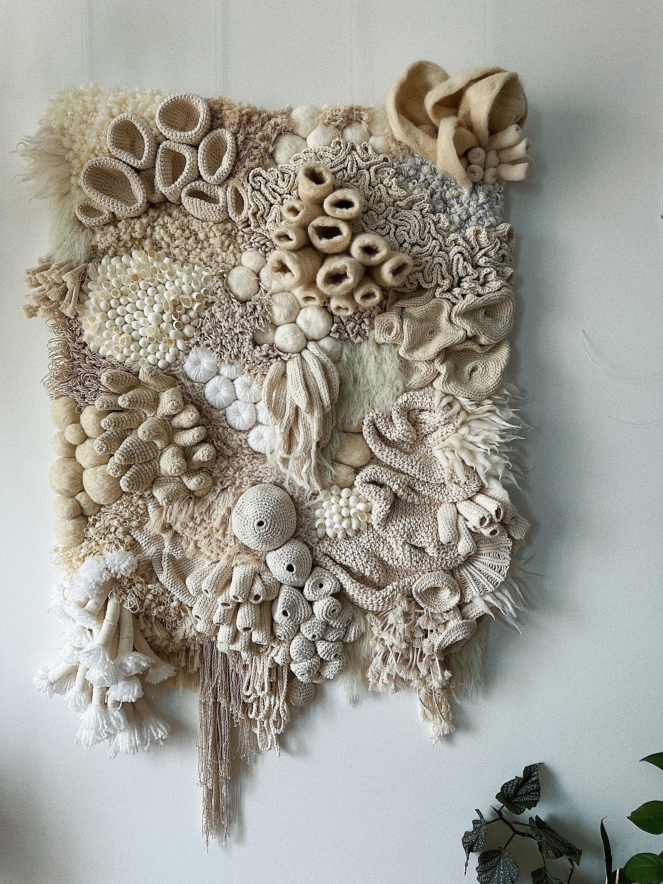 Einzigartige Korallenriff Wanddekoration in elfenbein, beige, cappuccino, creme Tönen. Fibre Wandkunst Sammlerstück. Moderne große Makramee.