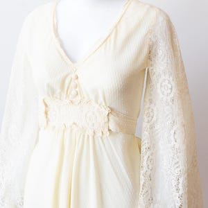 Vestido largo bohemio color crema de principios de los años 70 / Talla S/M / Vestido de encaje con mangas acampanadas, cintura imperio y escote en V