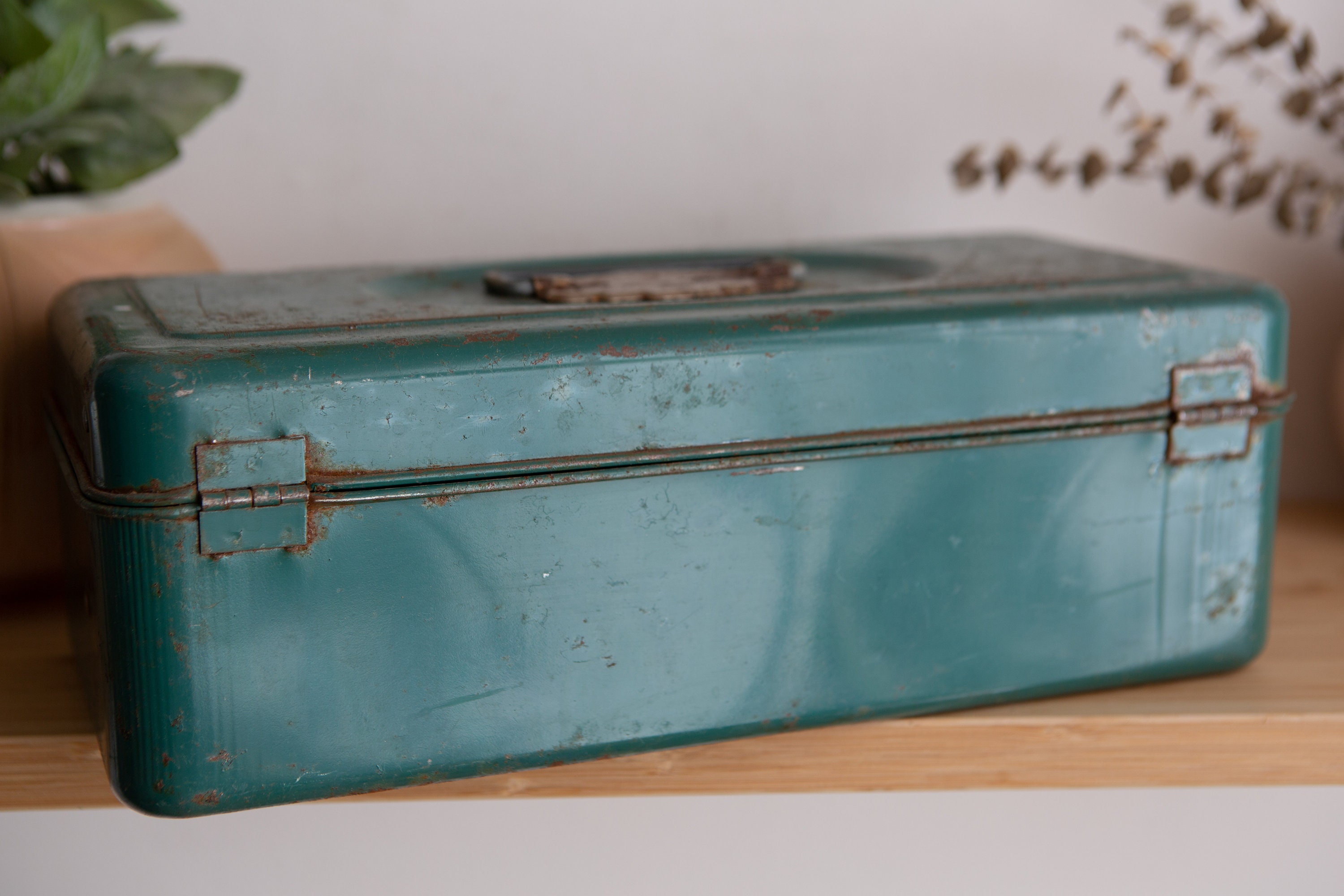 Vintage Tackle Box / Green Fly Fishing Metal Storage Box for Lures and  Hooks and Bobs / Trueline Seamless Eatons
