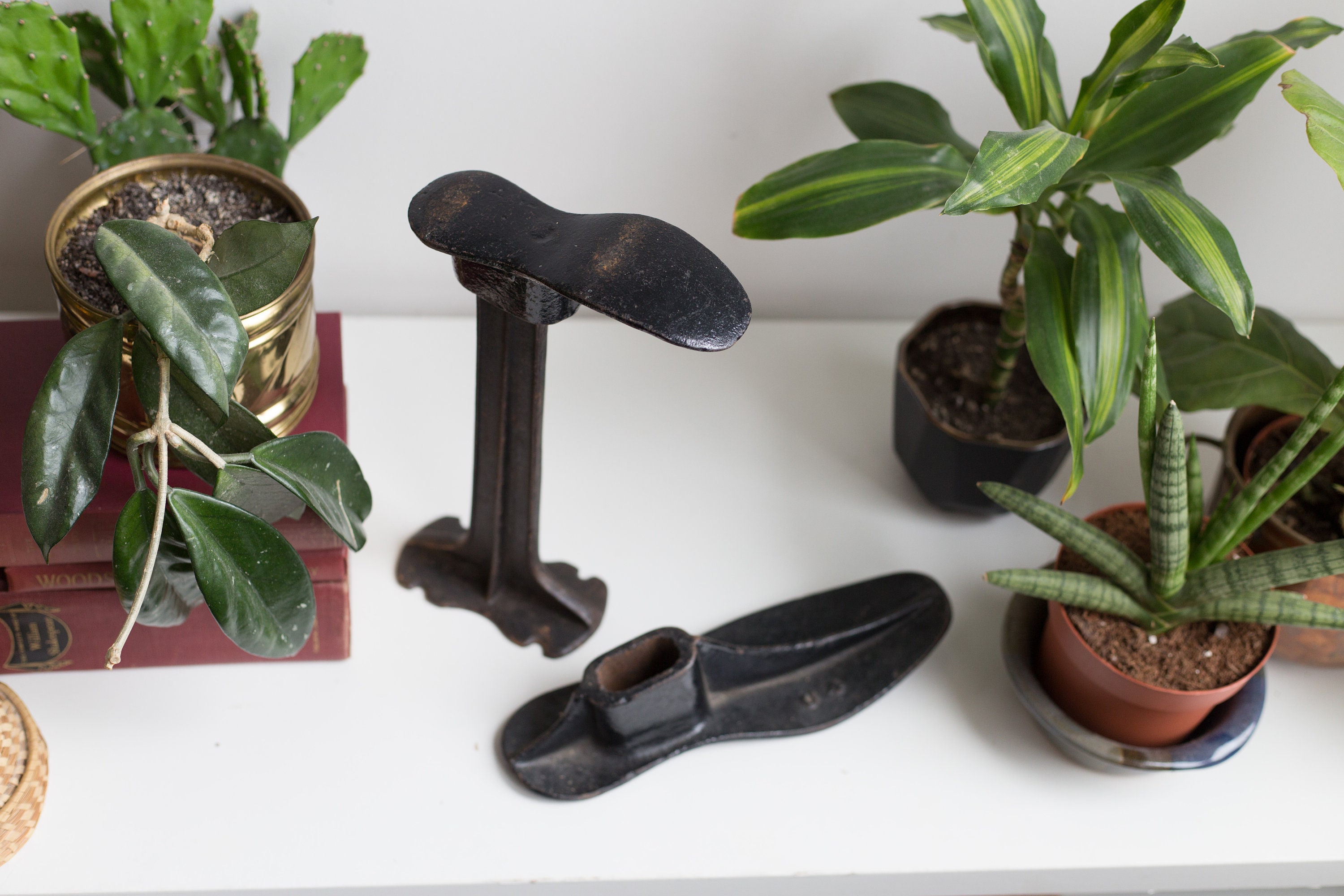 Vintage iron shoe cobbler working form tool Metal Cast Iron