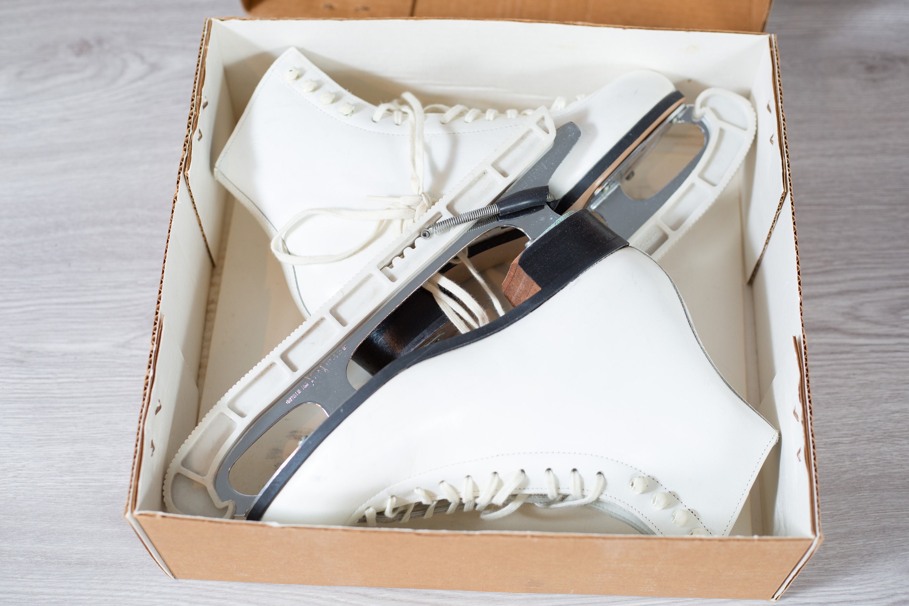 Vintage Figure Skates 6.5 Ladies Women's White Ice Skates Ridell