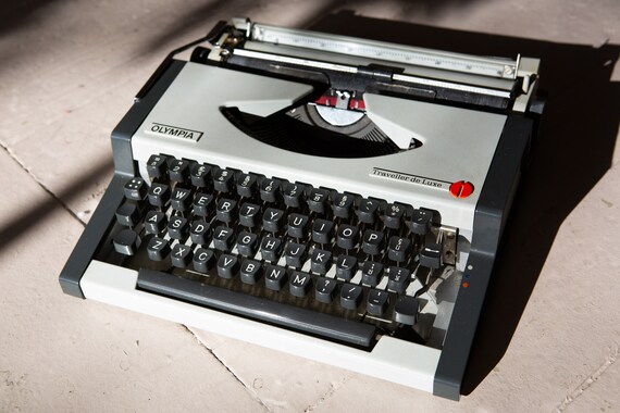 希少　Olympia portable traveller タイプライター Rare Olympia Traveller De Luxe Typewriter Red, Mid Century