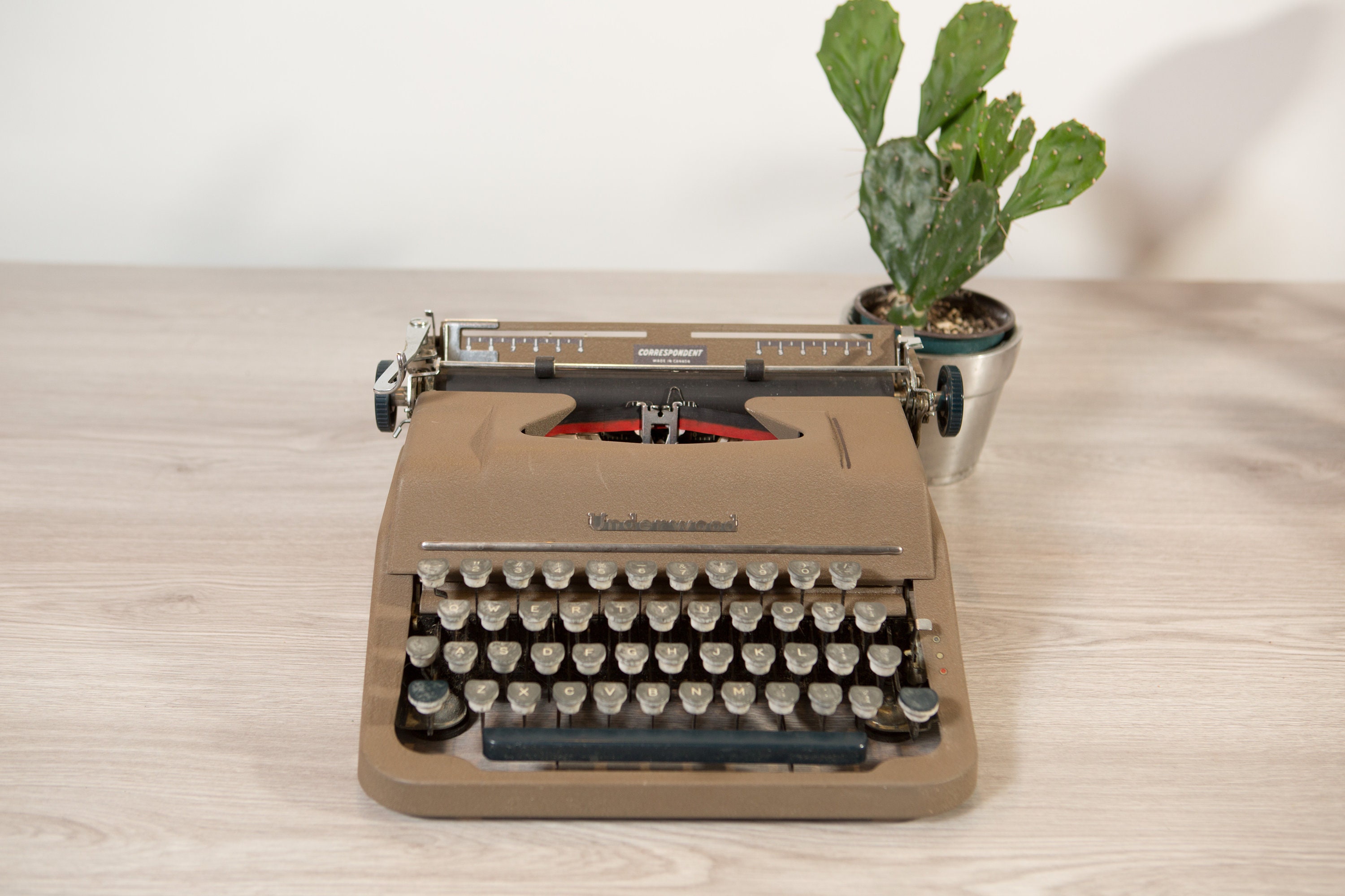 Underwood Correspondent Typewriter Vintage WORKING Taupe Portable