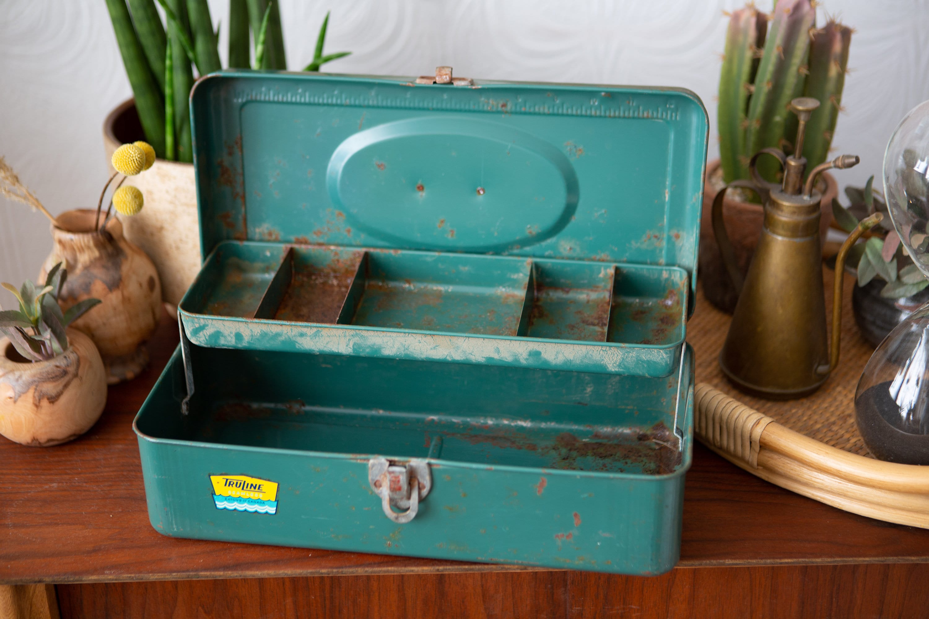 Vintage Tackle Box / Green Fly Fishing Metal Storage Box for Lures and  Hooks and Bobs / Trueline Seamless Eatons