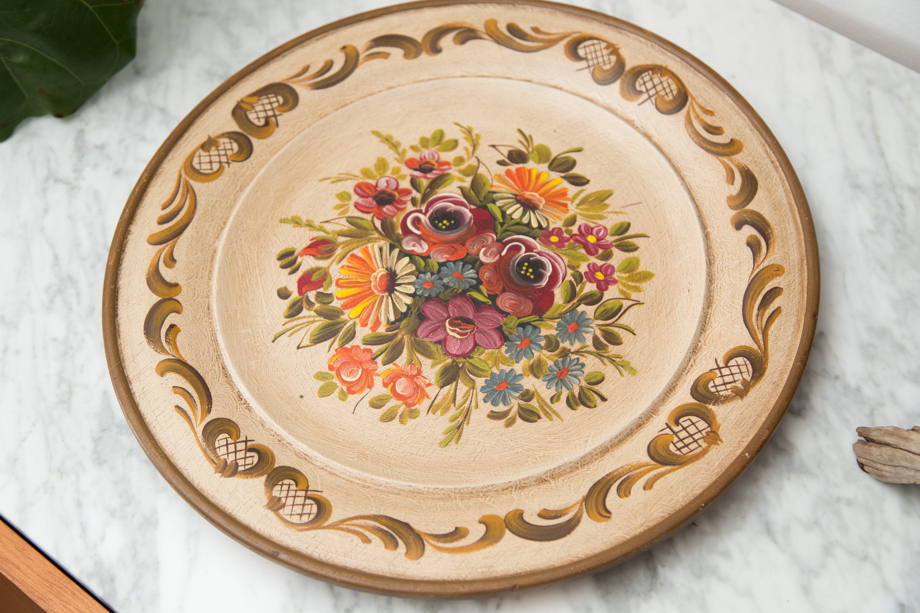 Decorative Wall Plate Hand Painted Wood Plate with Floral Pattern