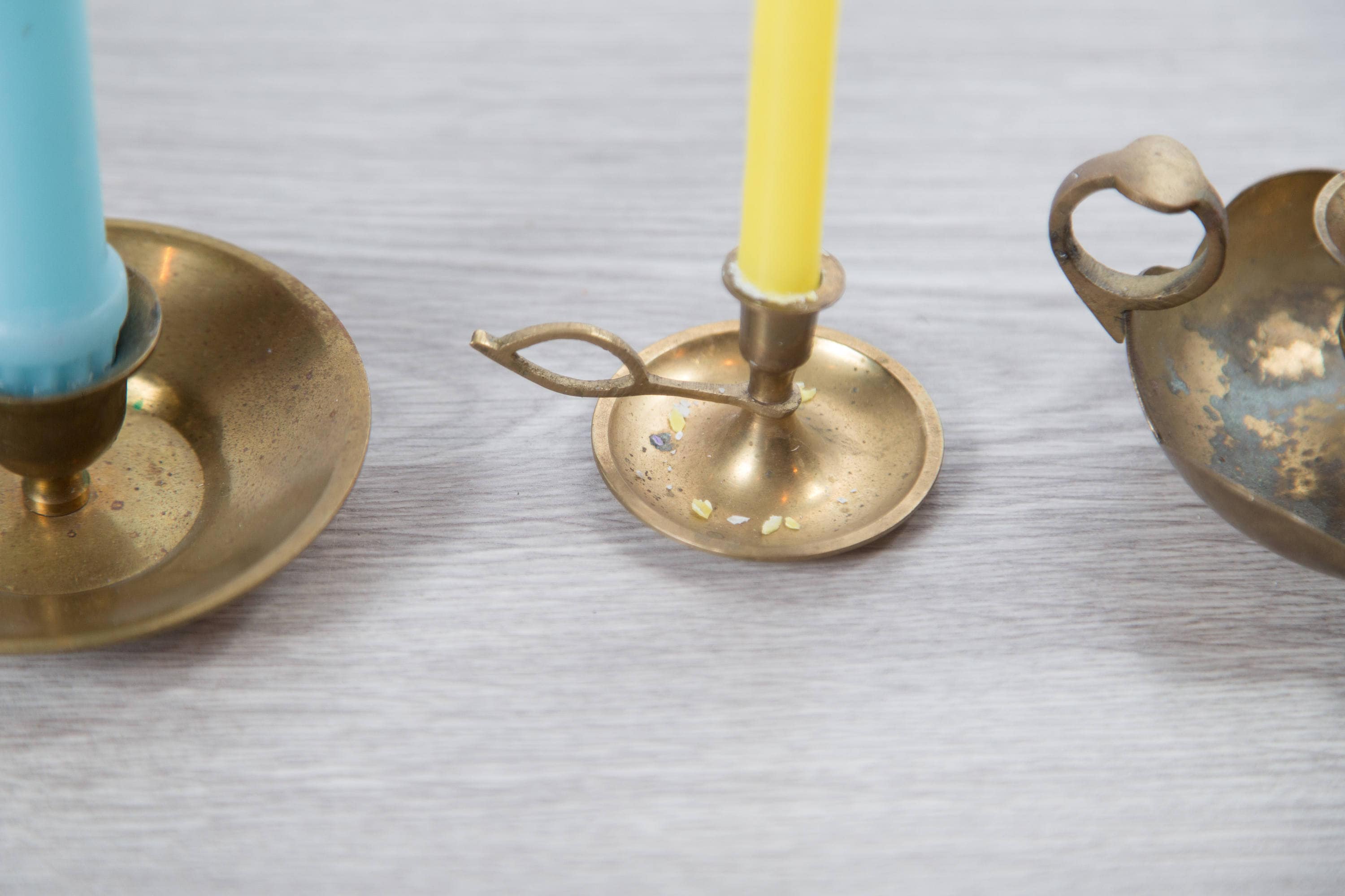 2 VINTAGE MATCHING CHURCH BRASS CLAW FOOTED CANDLE STICKS CANDLE STICK  HOLDERS