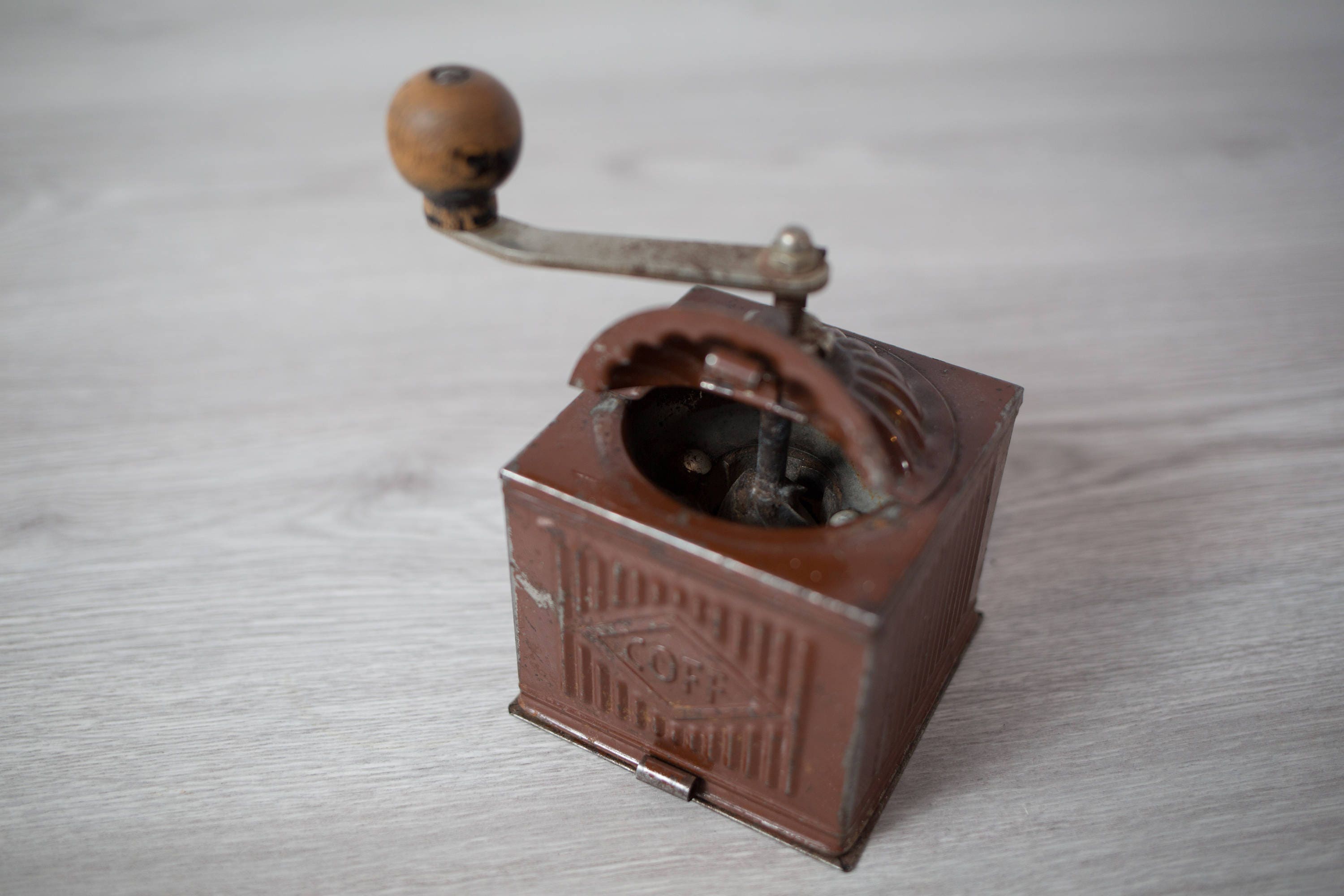 Vintage Coffee Grinder / Pepper Mill Coffee Bean Tin Grinder / Brown Metal and Wood Hand Crank