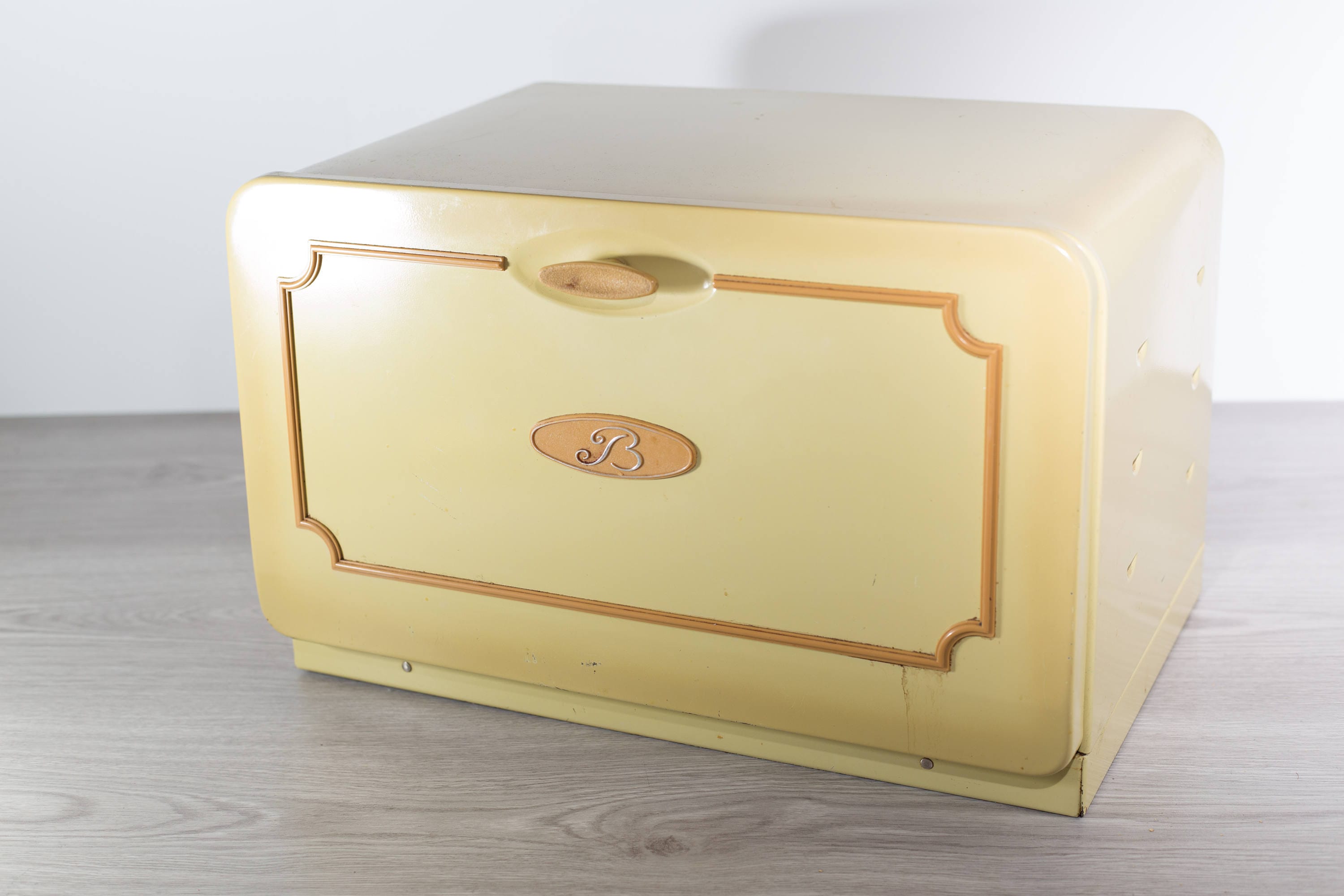 Vintage Bread Box / 70's Pale Yellow Kitchen Storage with