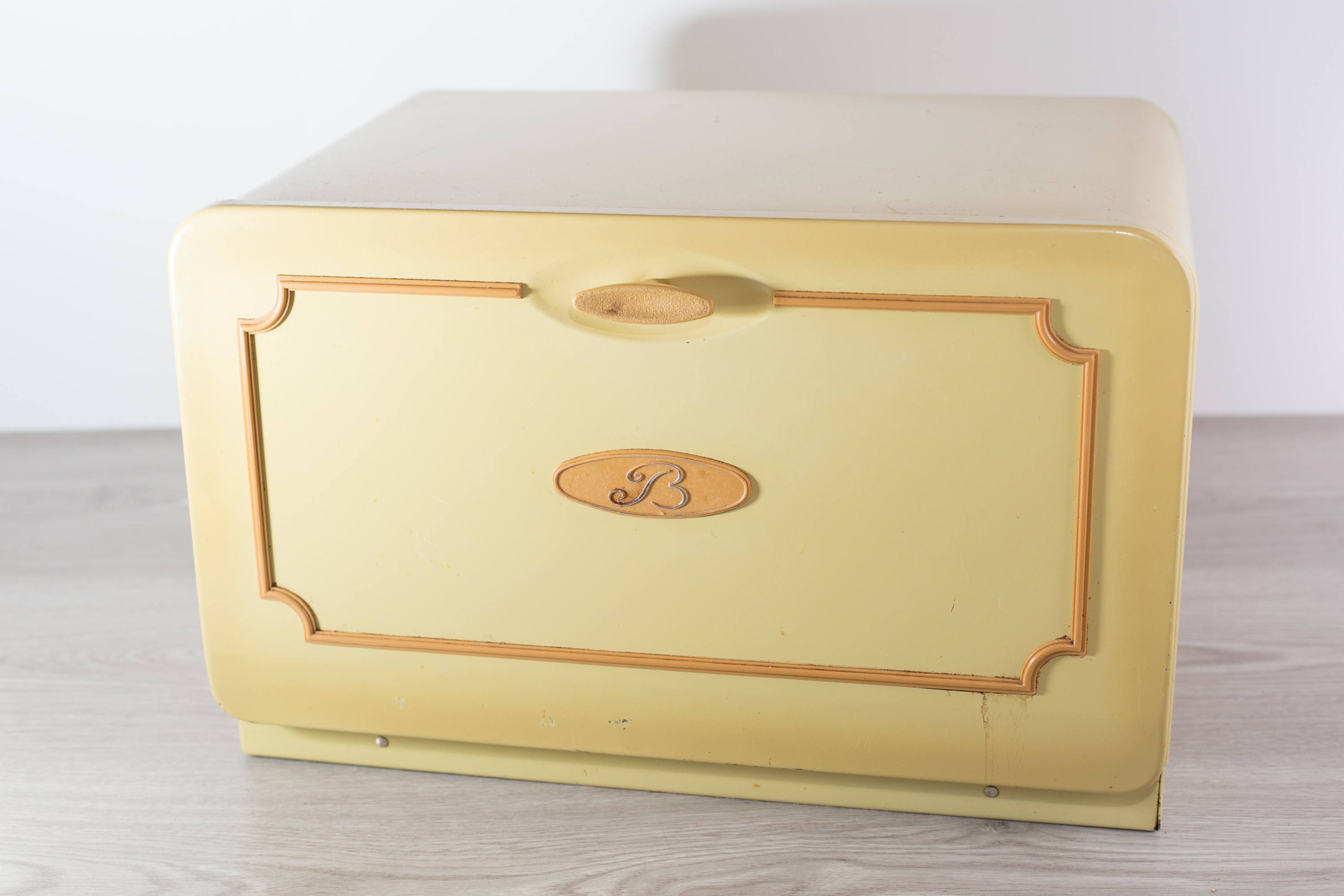 Vintage Bread Box / 70's Pale Yellow Kitchen Storage with