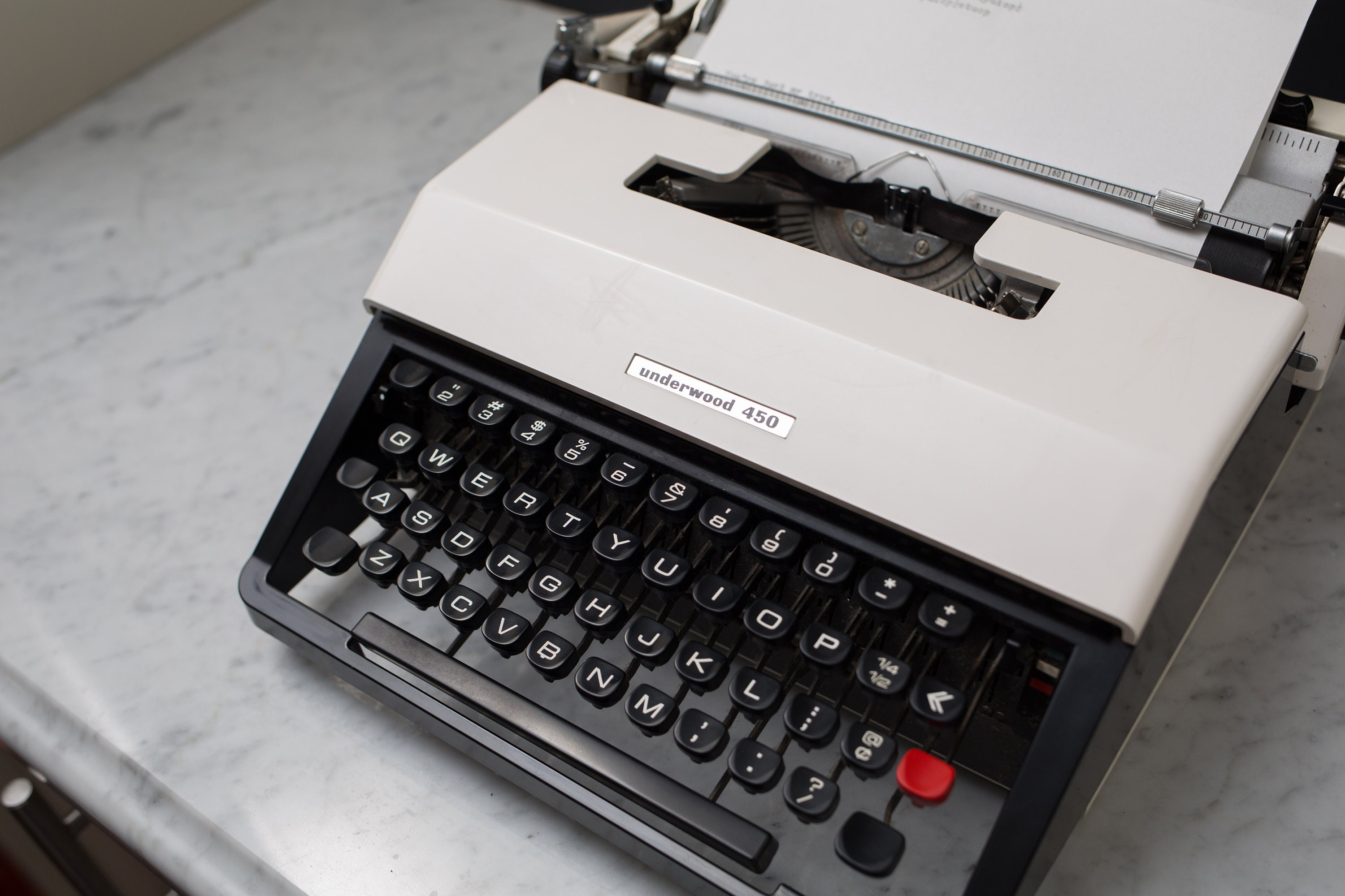 Underwood 450 Typewriter - Vintage WORKING White and Black Portable
