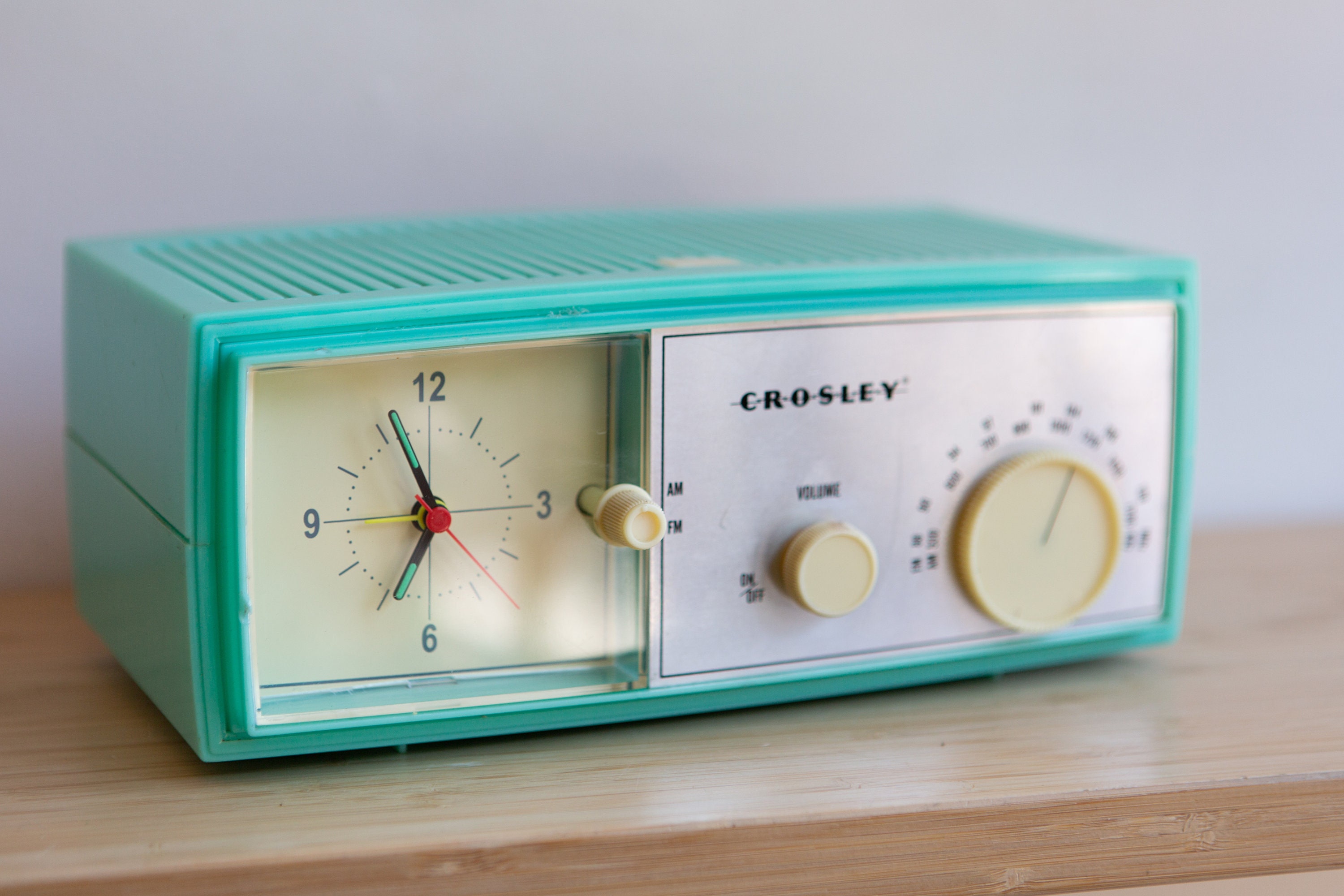 Vintage Crosley Clock Radio Radio Mint Green Retro Bedside Radio CR3004A