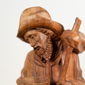 Vintage art folklorique en bois sculpté à la main vieil homme portant un bol et un panier