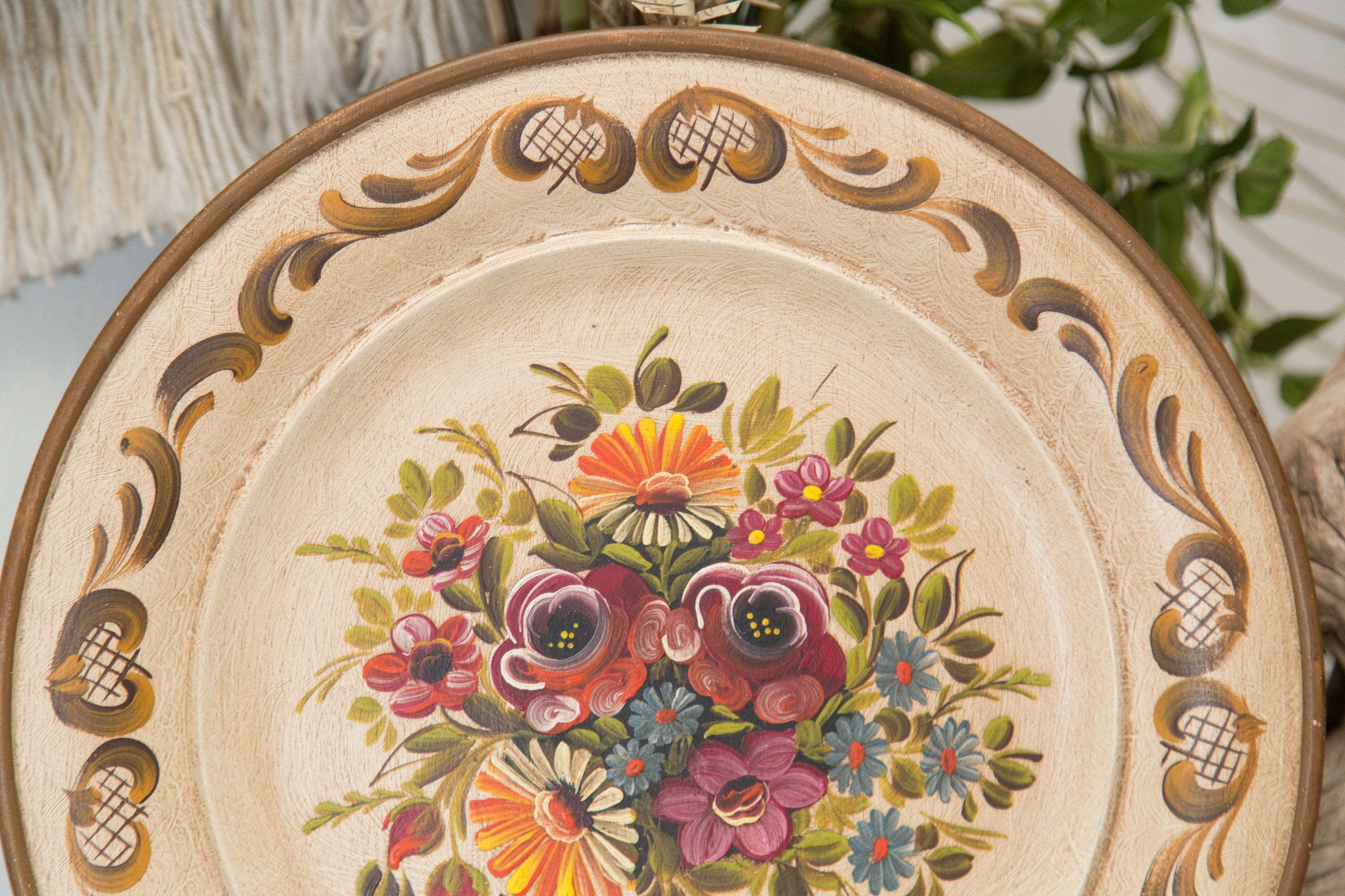 Decorative Wall Plate Hand Painted Wood Plate with Floral Pattern