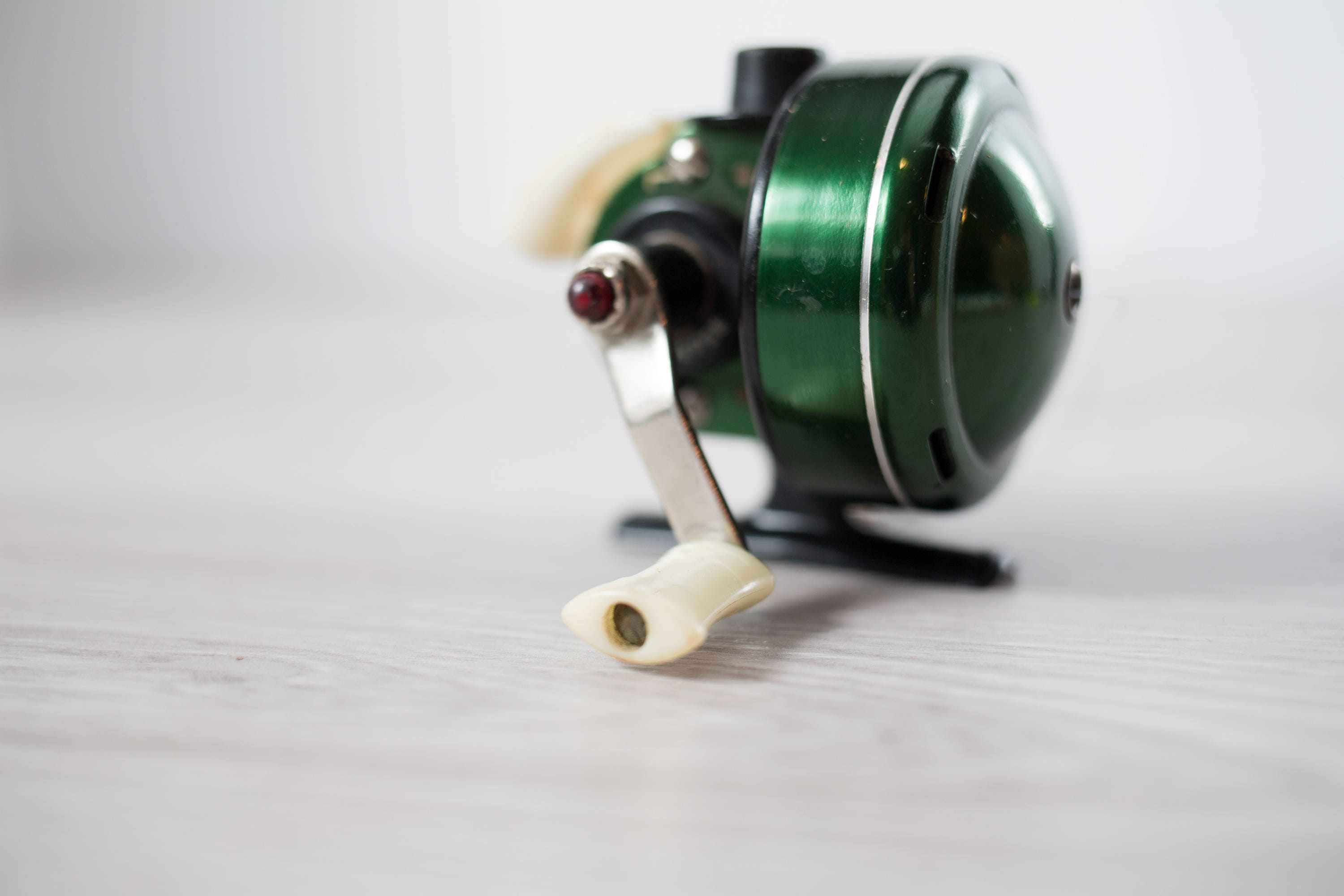Vintage Fishing Reel / Green Johnson Century Model 100B Made in U.S.A