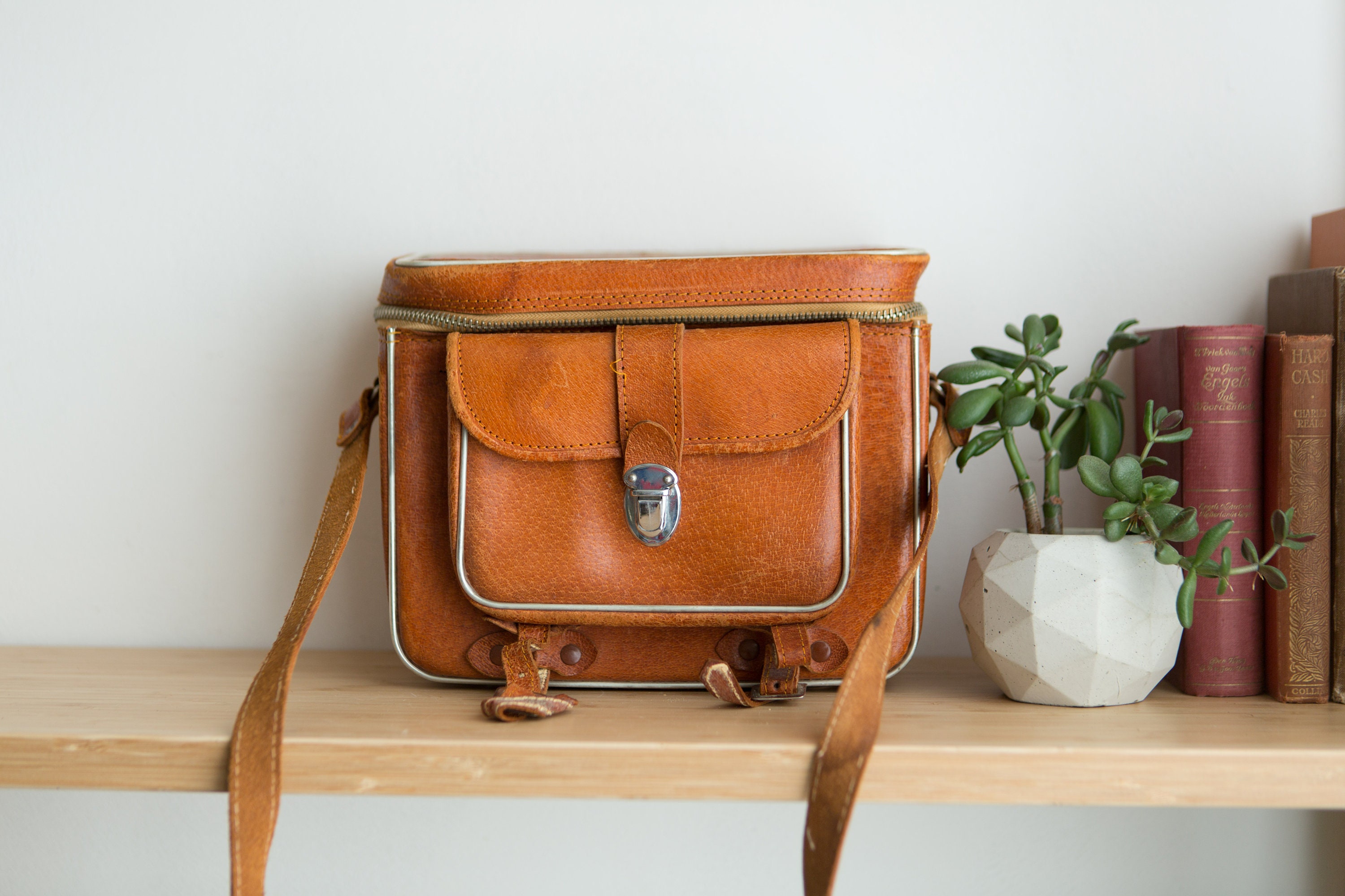 Discover 81+ vintage leather camera bag - esthdonghoadian