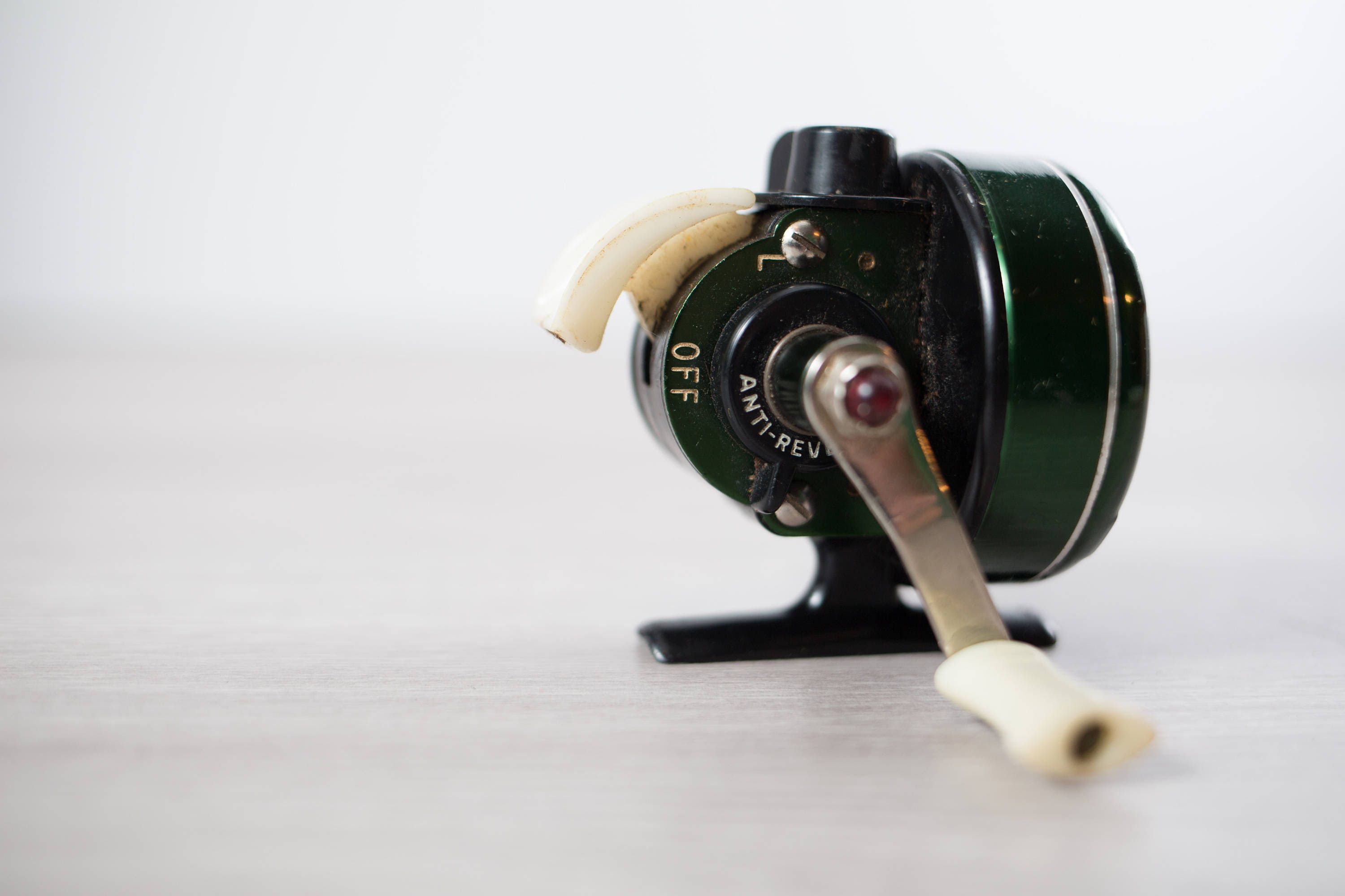 Vintage Fishing Reel / Green Johnson Century Model 100B Made in U.S.A