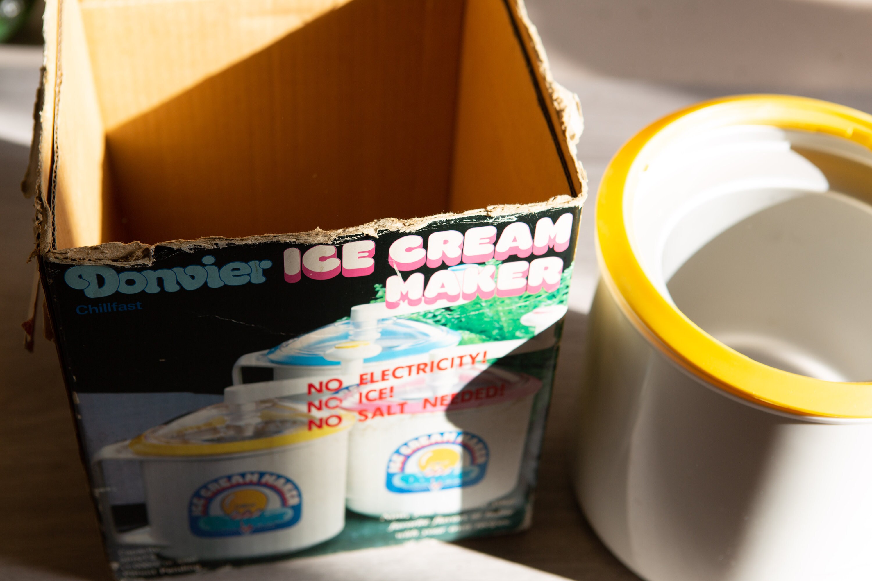 Donvier Chillfast 2 Pint Vintage Ice Cream Maker with Yellow Rim 80's