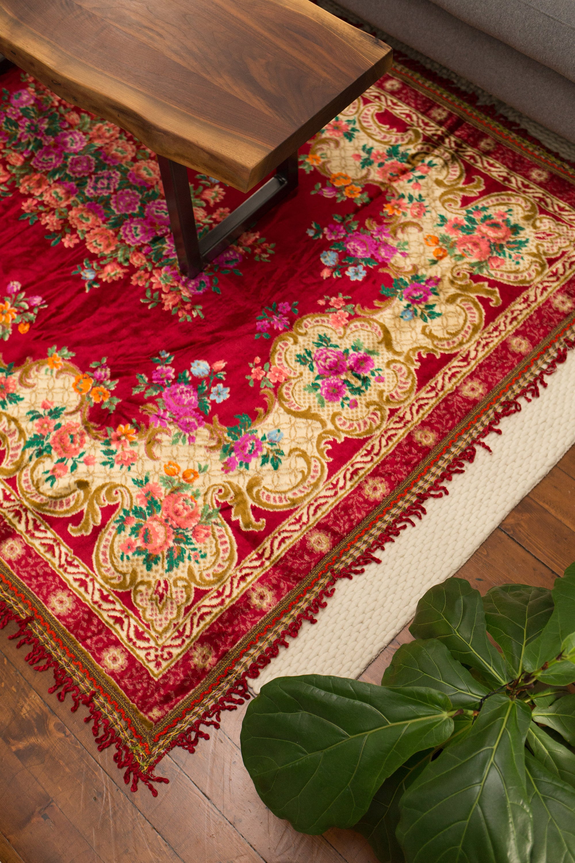 Vintage Floral Rug - Shiny Silk-like 82 x 62 Inch Fringed Area Rug