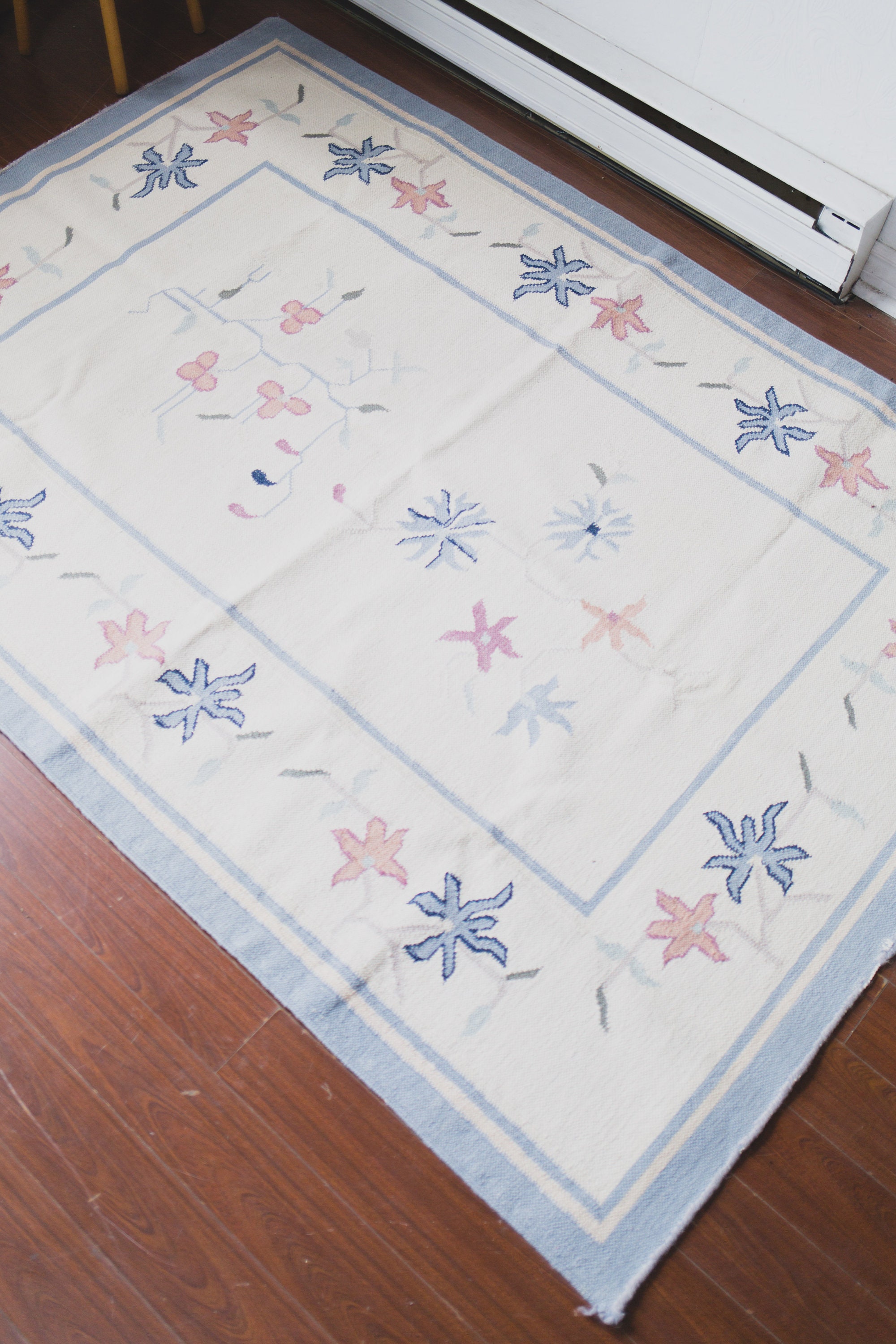 Vintage Floral Area Rug Vintage Woven Cream White, Blue and Pink Rug