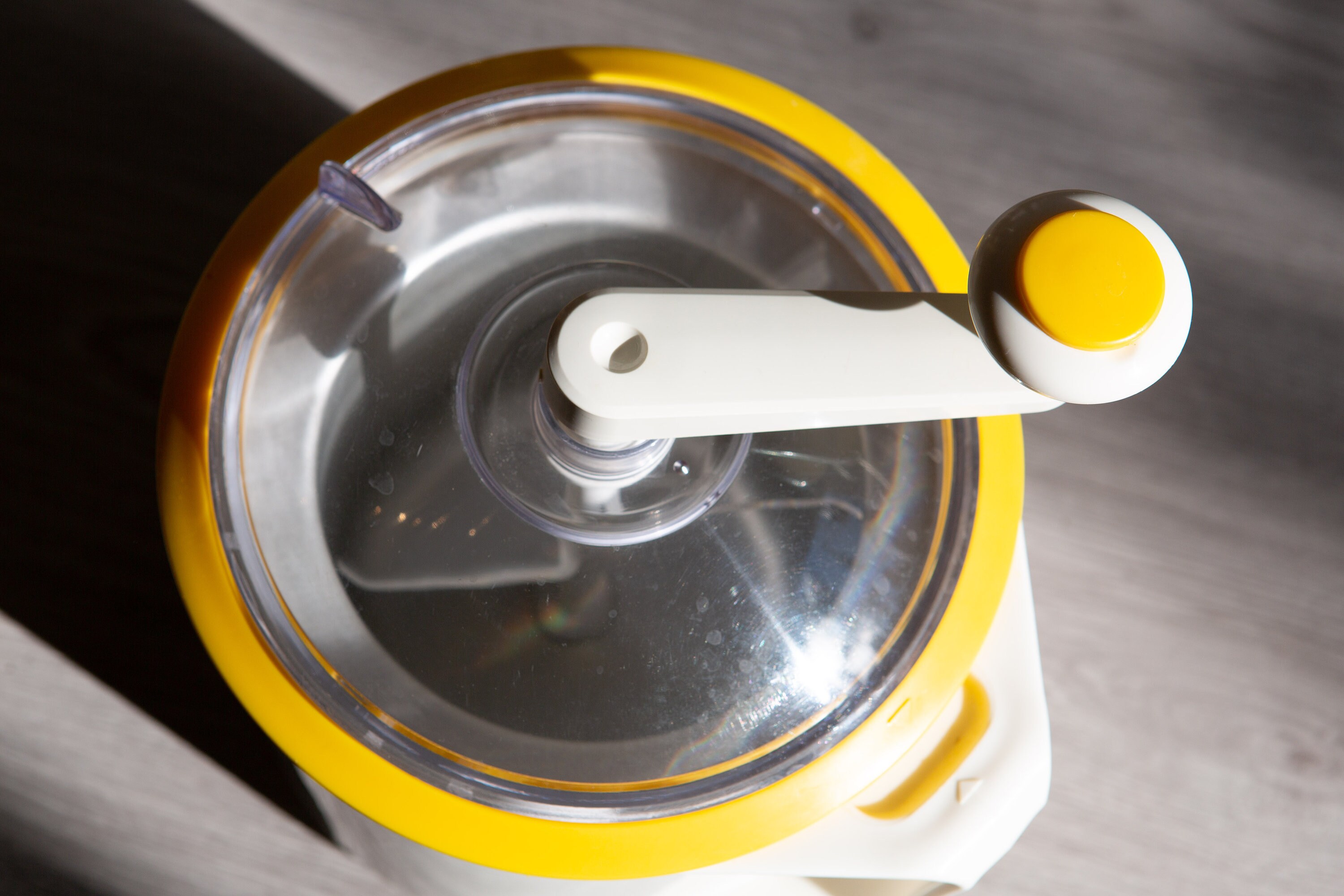 Donvier Chillfast 2 Pint Vintage Ice Cream Maker with Yellow Rim 80's