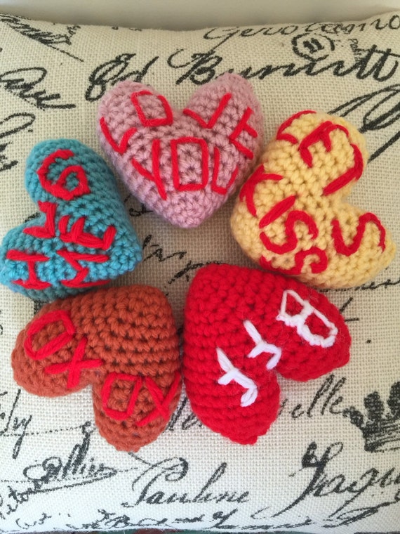 Día de San Valentín #crochet #corazón #almohada #mensaje #personalizar  #decoración #febrero #ideas #regalos #corazón encantador #sanvalentín #día