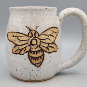 Honey Bee Mug 16 oz - Beekeeper Gift Nature Mug - Queen Bee Nature Lover Gift Wheel Thrown Mug Biały