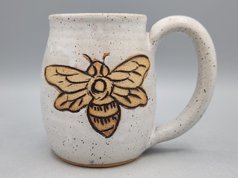 Honey Bee Mug 16 oz - Beekeeper Gift Nature Mug - Queen Bee Nature Lover Gift Wheel Thrown Mug Biały